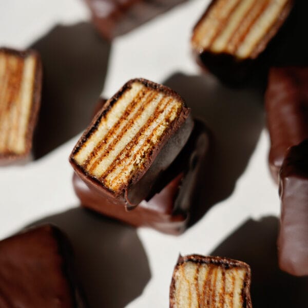 viele Baumkuchenwürfel darunter auch einige angeschnittene bei denen man die einzelnen Schichten gut erkennen kann von oben fotografiert