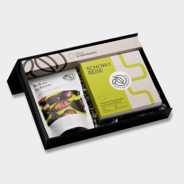 Geschenkbox mit drei verschiedenen Produkten von Pott au Chocolat: 'Schoko-Reise' mit verschiedenen Täfelchen, eine Pralinenstange mit 10 Pralinen und Feinkost – schokolierte Kakaobohnen
