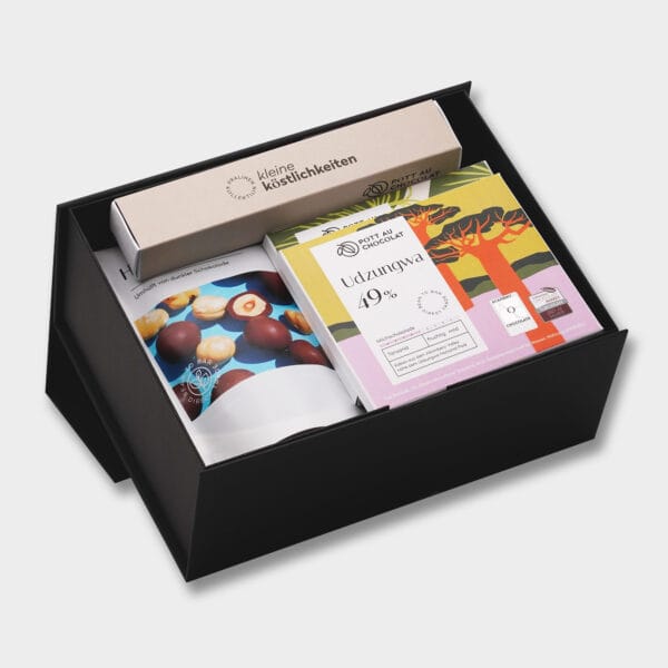 kleine Geschenkbox Geschenkbox mit verschiedenen Produkten von Pott au Chocolat: Pralinenbox und drei Tafeln Schokolade