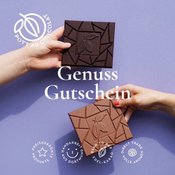 Foto von zwei Händen, die zwei unterschiedliche Tafeln Schokolade halten – eine aus dunkler Schokolade, eine aus Milchschokolade. Hintergrund in Lila. In der Mitte des Bildes steht der Text 'Genuss Gutschein'. Oben links ist das Logo von Pott au Chocolat zu sehen, unten mittig vier weiße Icons mit den Beschreibungen: 'Preisgekrönte Produkte', 'Handarbeit aus Dortmund', 'Bean to Bar – Edelkakao', 'Direct Trade – Volle Aromen