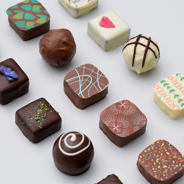 Pralinen-Mix von Pott au Chocolat in drei Reihen von rechts unten nach links oben