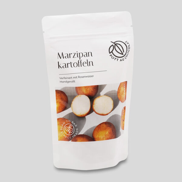 Weiße PET Tüte als Verpackung Marzipankartoffeln. Bedruckt mit einem Foto der Marzipankartoffeln, Titel, Logo und 'verfeinert mit Rosenwasser'.