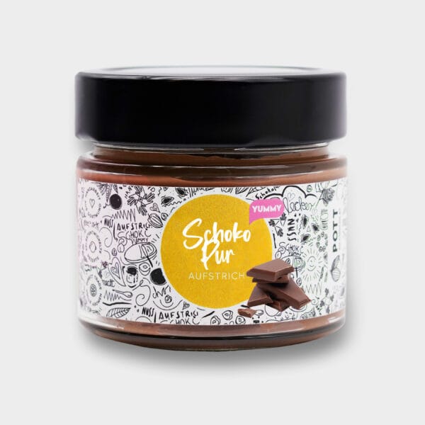 Dunkler Schoko-Aufstrich in einem Glas mit schwarzem Deckel. Das Etikettt hat in der Mitte einen gelben Kreis mit der Aufschrift sonst ist es weiss mit vielen schwarzen Zeichnungen rund um das Thema Aufstrich und Schokolade