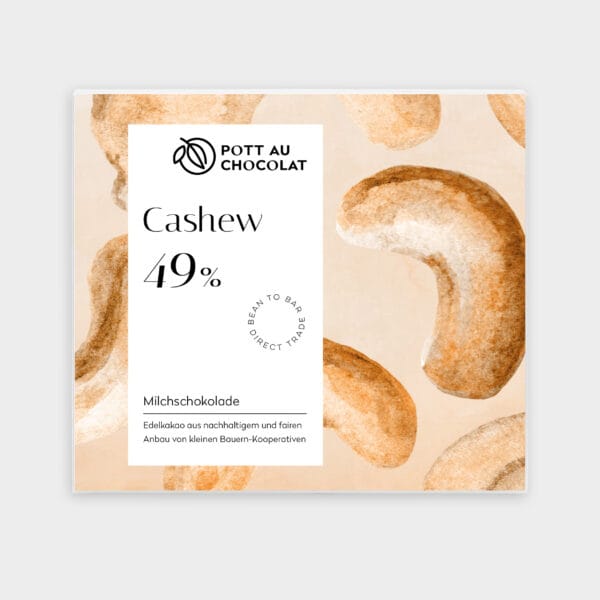 Verpackung unserer Milchschokolade belegt mit Cashewkernen. Eine Aquarellzeichnung von hellbraun-beigefarbenen Cashew-Nüssen vor blass beigem Hintergrund darauf ein weißes Rechteck mit der Bezeichnung und unserem Logo