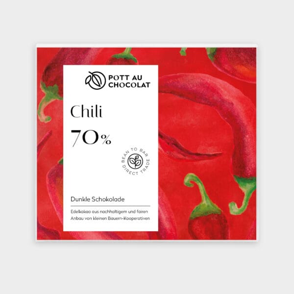 Verpackung unserer dunklen Schokolade gewürzt mit Chili gewürzt. Eine Aquarellzeichnung von roten Chilischoten vor rotem Hintergrund darauf ein weißes Rechteck mit der Bezeichnung und unserem Logo