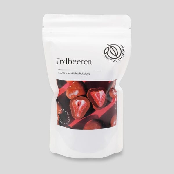 Feinkost-Tüte: Erdbeeren umhüllt von Milchschokolade von Pott au Chocolat mit Foto von den Erdbeeren auf der Vorderseite der Tüte