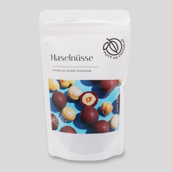 Feinkost-Tüte: Schokolierte Haselnüsse von Pott au Chocolat mit Foto von den Haselnüssen auf der Vorderseite der Tüte