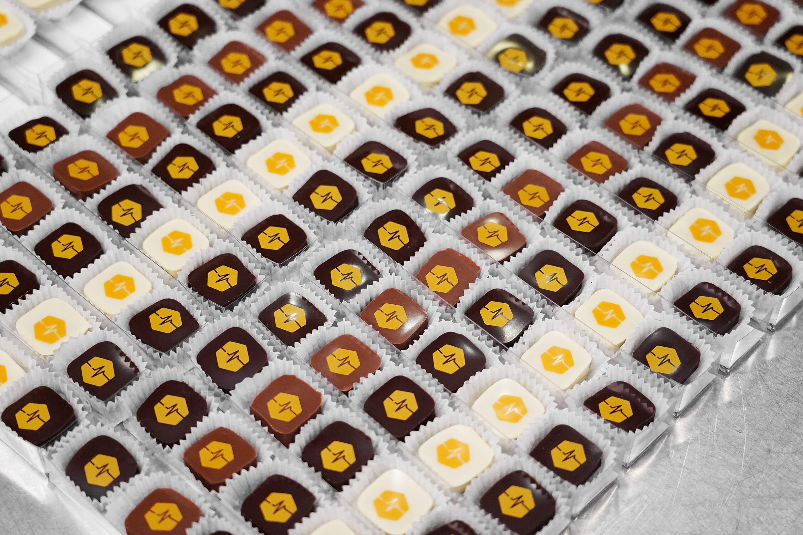 viele Pralinenstangen von oben mit Logopralinen von Ehex