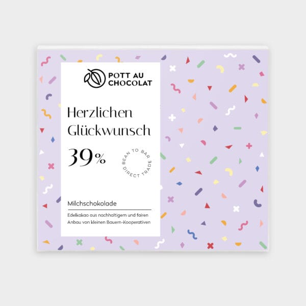 Die Verpackung einer Schokoladentafel mit der Aufschrift 'Herzlichen Glückwunsch' ist in Lila gehalten, mit bunten Luftschlangen im Hintergrund. Kakaoanteil: 39 Prozent
