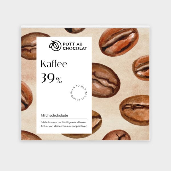 Verpackung unserer Milchschokolade gewürzt mit Kaffee. Eine Aquarellzeichnung von dunkel braunen Kaffeebohnen auf okerfarbenem Grund darauf ein weißes Rechteck mit der Bezeichnung und unserem Logo