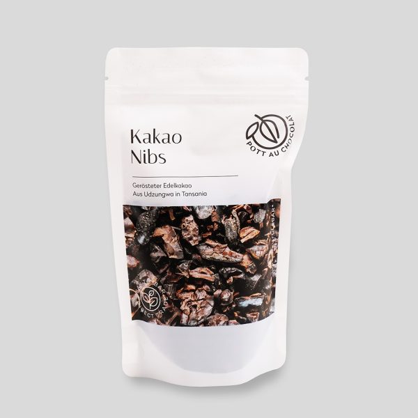 Frontansicht der Verpackung der Kakaonibs aus Tansania. Eine weißer PET Tüte, bedruckt mit Logo, Produktname und Herkunft und Foto der Kakaonibs.