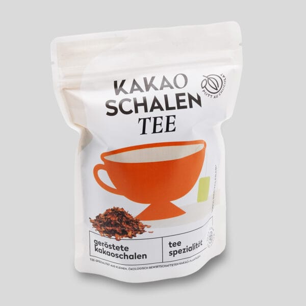 Verpackung Kakaoschalentee - Weisser Standbodenbeutel Zeichnung einer orangen Tasse davor Kakaoschalen und Beschriftung