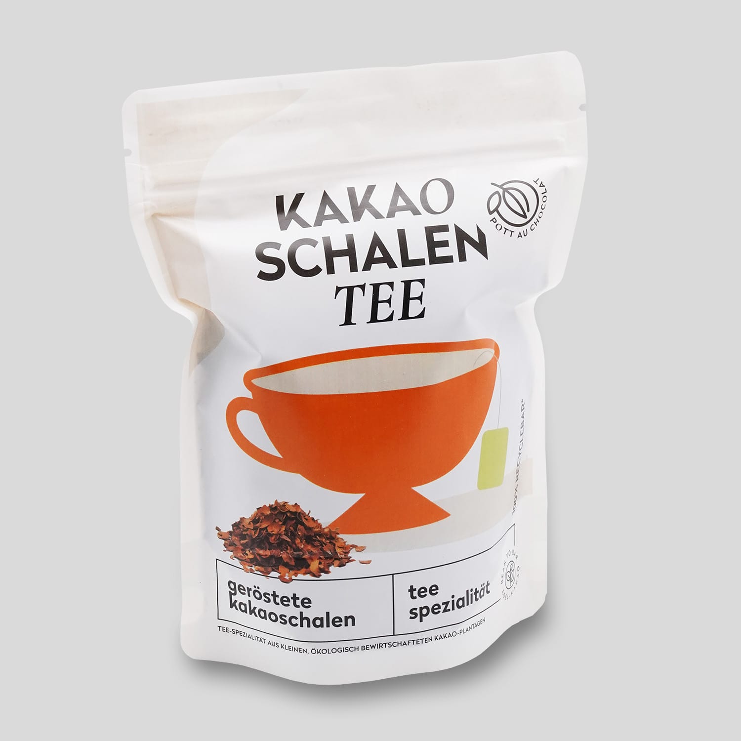 Verpackung Kakaoschalentee - Weisser Standbodenbeutel Zeichnung einer orangen Tasse davor Kakaoschalen und Beschriftung