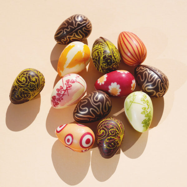 Bunte Schokoladen-Ostereier mit verschiedenen Mustern wie Streifen, Blumen, Punkten und mehr