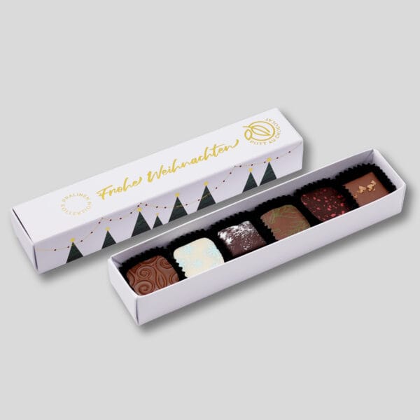 Pralinenstange mit 6 bunt dekorierten Pralinen in weiß mit Weihnachtsmotiv. In gold geprägt 'Frohe Weihnachten' und Bäumchen.