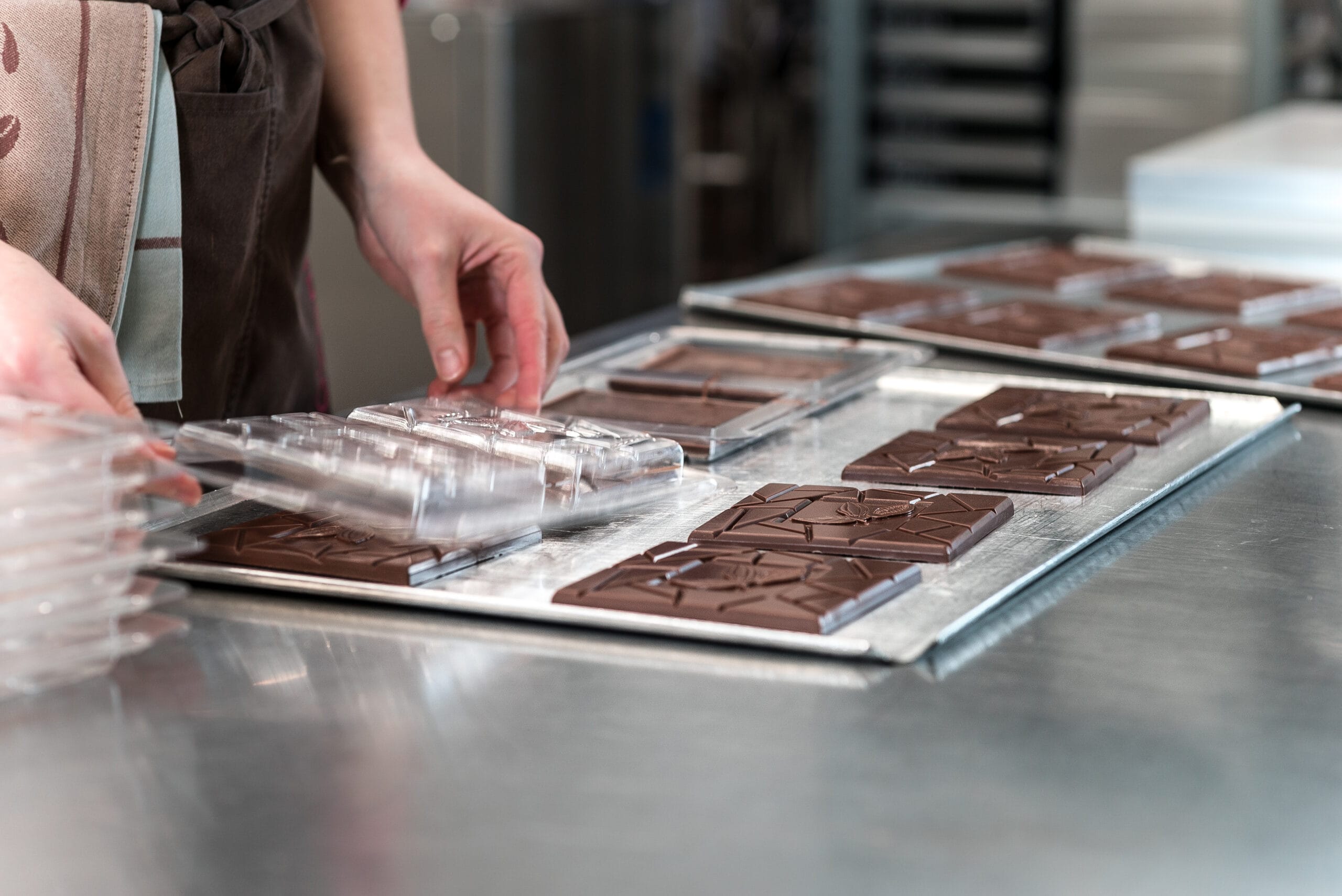 Aus der Produktion. Schokoladentafeln werden produziert