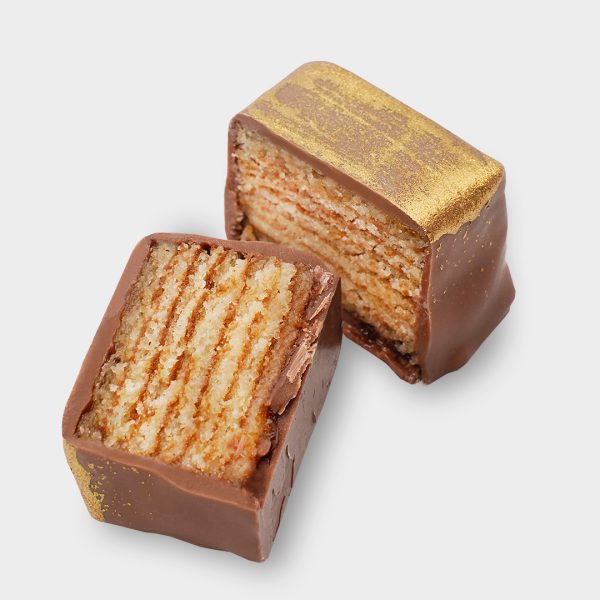 Detail eines aufgeschnittenen Kuchen Würfels. Man sieht sehr schön die einzelnen Schichten des Kuchens