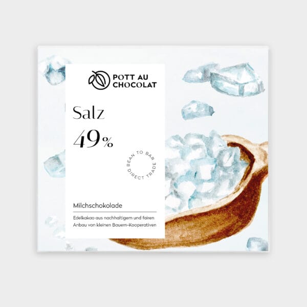 Verpackung unserer Milchschokolade gewürzt mit Salz gewürzt. Eine Aquarellzeichnung von Salzwürfeln auf einer Gewürzschaufel darauf ein weißes Rechteck mit der Bezeichnung und unserem Logo