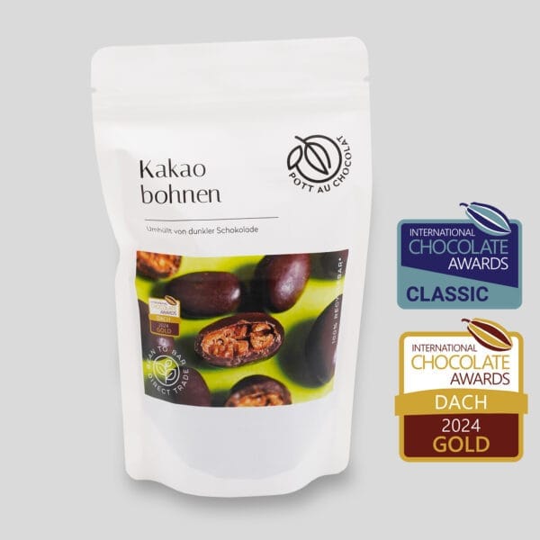 Feinkost-Tüte: Schokolierte Kakaobohnen von Pott au Chocolat mit Foto von den Kakaobohnen auf der Vorderseite der Tüte