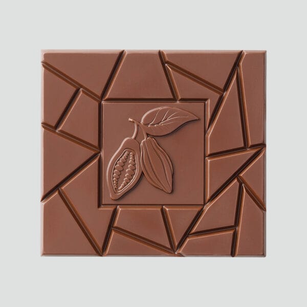 Vorderseite unserer Milchschokoladentafel vor grauem Hintergrund. In der Mitte ein Quadrat mit der Kontur von zwei Kakaobohnen und einem Kakobaumblatt, drum herum unregelmäßig angeordnete Buchkanten