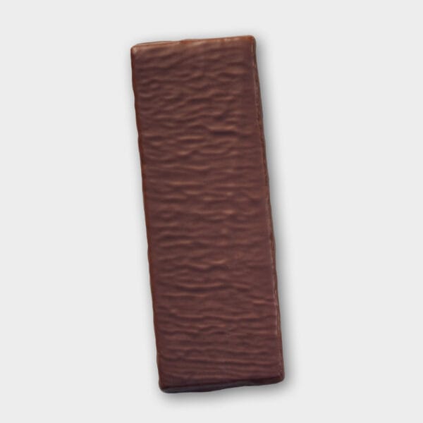 unverpackte gefüllter Schoko-Riegel in Milchschokolade auf einer grauen Fläche