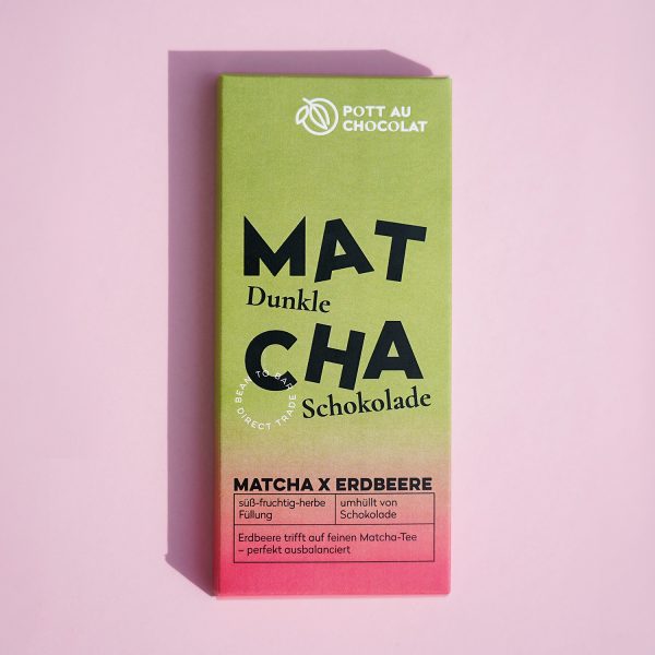 Verpackung der Matcha-Erdbeere Tafel. Grün mit einem pink-rosa Verlauf und schwarzer Schrift.
