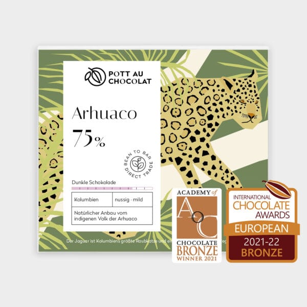 Verpackung einer Schokoladentafel von Pott au Chocolat mit einer Illustration von einem Jaguar, umgeben von Pflanzen und grünem Hintergrund. Farben des Designs: Helles Gelb, Schwarz, Beige, Dunkelgrün, Hellgrün