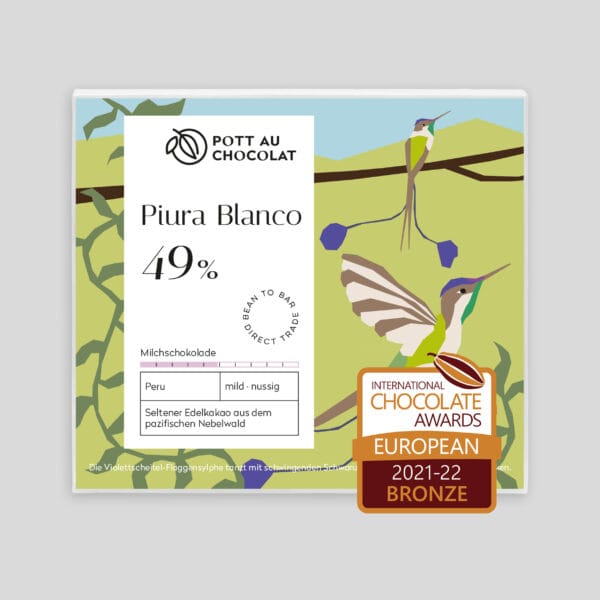 Verpackung einer Schokoladentafel von Pott au Chocolat mit einer Illustration von zwei Vögeln (Violettscheitel-Flaggensylphe): Einer fliegt, der andere sitzt auf einem Ast, umgeben von Ranken. Farben des Designs: Hellblau, Dunkelblau, Hellgrün, Dunkelgrün, Beige