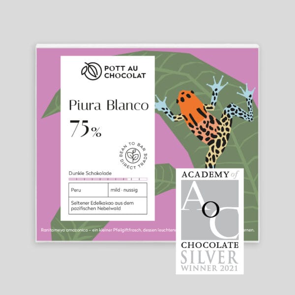 Verpackung einer Schokoladentafel von Pott au Chocolat mit einer Illustration von einem bunten Pfeilgiftfrosch, der an einem Blatt hochklettert. Farben des Designs: Helllila, Dunkelgrün, Hellgrün. Frosch: Orange, Gelb, Schwarz, Hellblau