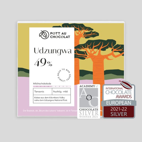 Verpackung einer Schokoladentafel von Pott au Chocolat mit einer Illustration von zwei Baobab-Bäumen, umgeben von Pflanzen in einer flachen Landschaft mit Bergen im Hintergrund. Farben des Designs: Orange, Rosa, Senf, Dunkelgrün