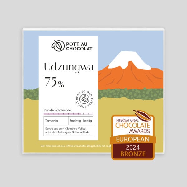 Verpackung einer Schokoladentafel von Pott au Chocolat mit einer Illustration von dem Kilimandscharo, umgeben von Pflanzen in einer flachen Landschaft. Farben des Designs: Hellblau, Orange, Weiß, Senf, Dunkelgrün und Hellgrün