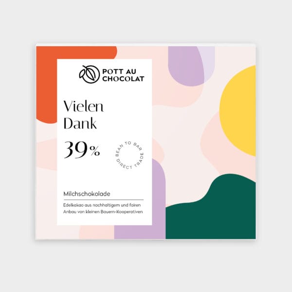 Verpackung unserer Motto Milchschokolade "Vielen Danke". Heller Hintergrund mit grafisch dargestellten braun, grün, gelb, orange, lila und flachsfarbenen Flächen darauf ein weißes Rechteck mit der Bezeichnung und unserem Logo