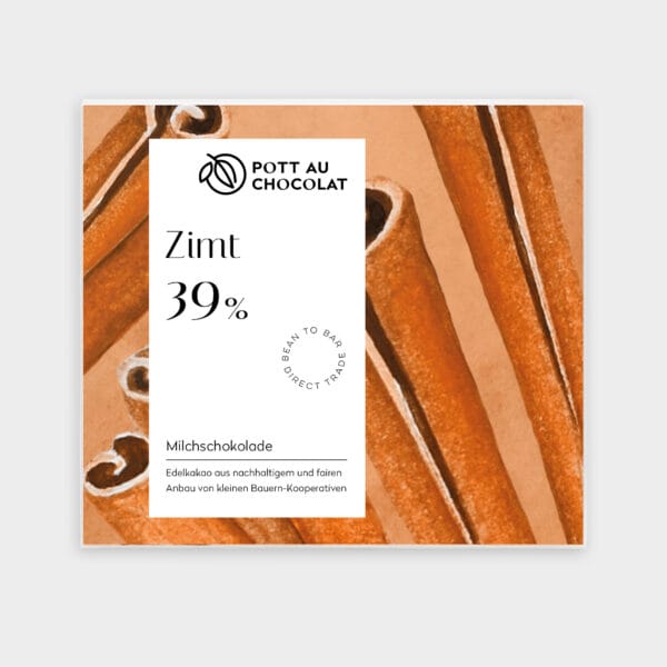 Verpackung unserer Milchschokolade mit Zimt gewürzt. Eine Aquarellzeichnung von Zimtstanden darauf ein weißes Rechteck mit der Bezeichnung und unserem Logo