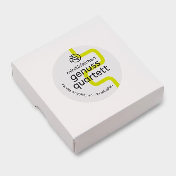 Genuss-Quartett mit 4 verschiedenen Täfelchen Schokolade in Verpackung. Weiße Verpackung mit hellgrauem Sticker und hellgrünen Akzenten