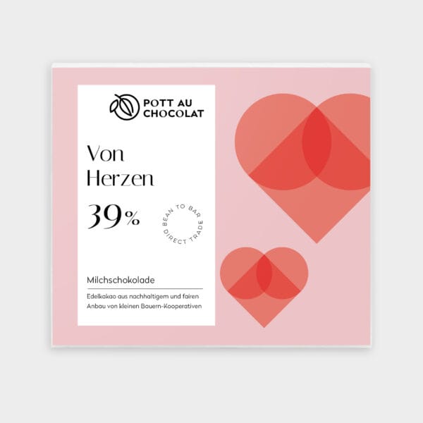 Verpackung unserer Motto Milchschokolade "Von Herzen". Blassroter Hintergrund mit grafisch dargestellten kräftiger roten Herzen darauf ein weißes Rechteck mit der Bezeichnung und unserem Logo