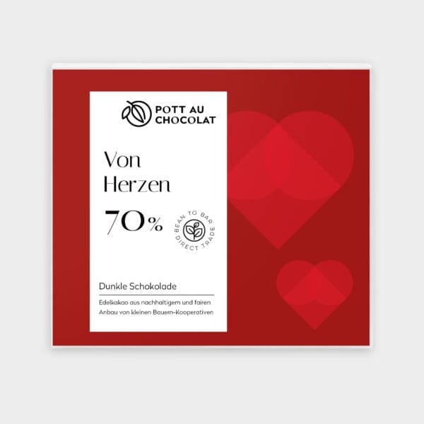 Verpackung unserer dunklen Motto Schokolade "Von Herzen". Roter Hintergrund mit grafisch dargestellten Herzen darauf ein weißes Rechteck mit der Bezeichnung und unserem Logo