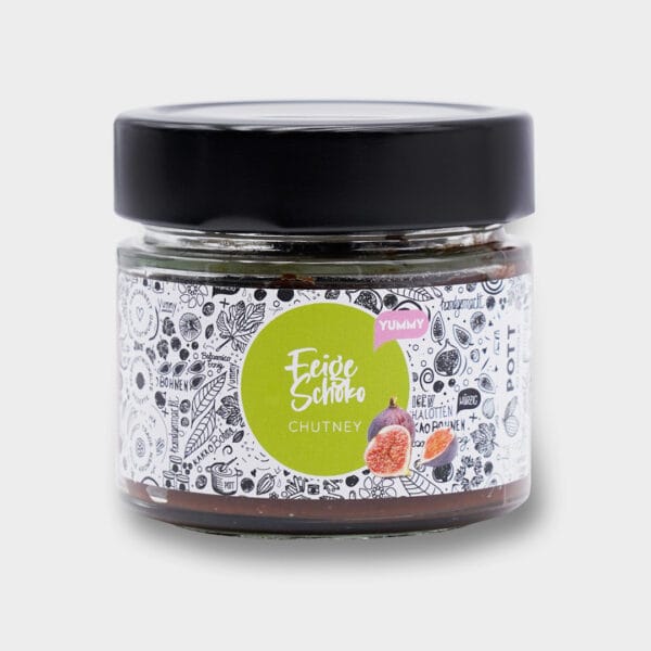 Frontansicht Feigen Schoko Chutney in einem Glas mit breitem schwarzen Deckel. Das Glas hat vorne ein weißen Etikett versehen. In der Mitte ein grüner Kreis mit der Aufschrift. Davor aufgeschnittene Feigen. Drumherum ganz viele kleine Zeichnungen in Schwarz.