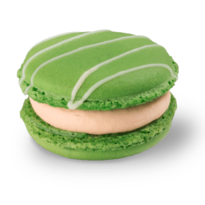 Dunkel Grünes Basilikum Macaron, die Füllung ist cremefarben