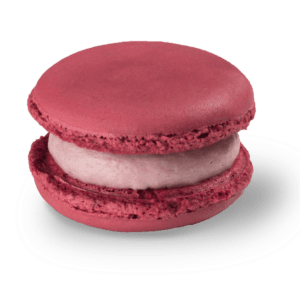 Macaron Cassis - zwei lila-rote Macaron-Schalen dazwischen eine Ganache mit schwarzer Johannisbeere