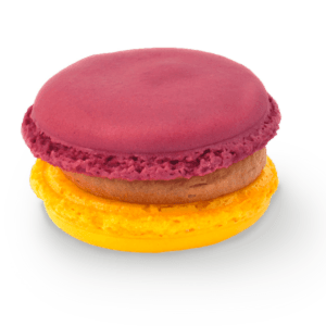 Pflaumen Macaron mit einer gelben und einer roten Macaronschale