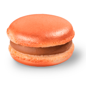 Kupferfarbenes Salzkaramell Macaron.