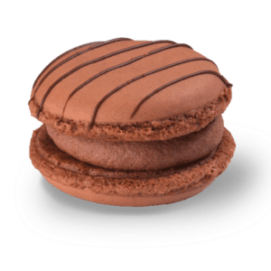 Braunes Macaron mit zwei braunen Macaronschalen und einer dunklen Schokoladen Ganache