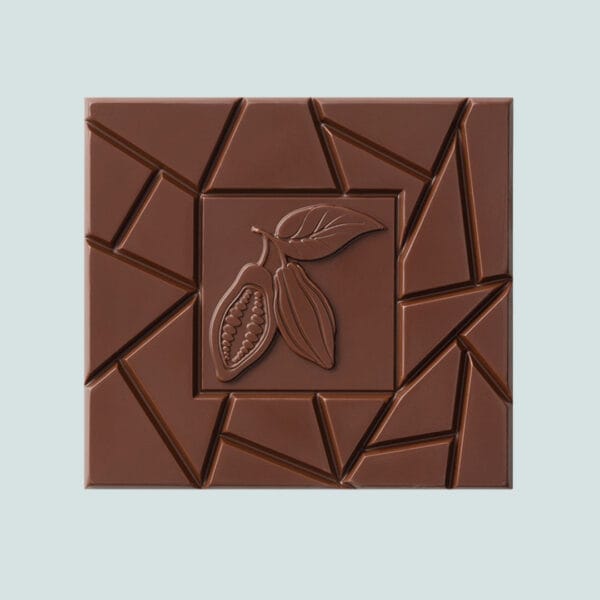 Vorderseite unserer Milchschokoladentafel vor grau-blauem Hintergrund. In der Mitte ein Quadrat mit der Kontur von zwei Kakaobohnen und einem Kakobaumblatt, drum herum unregelmäßig angeordnete Buchkanten