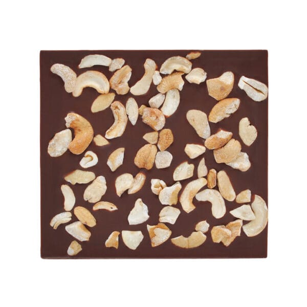 Milch Tafelschokolade belegt mit Cashewkernbruch, der auf der Rückseite der Tafel zu sehen ist