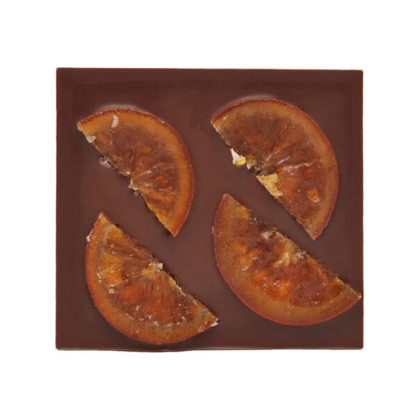 Milchtafelschokolade belegt mit halben glasierten Orangenscheiben, die auf der Rückseite der Tafel zu sehen sind