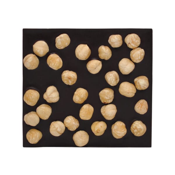 dunkle Tafelschokolade belegt mit den besten Haselnüssen aus dem Piemont von Corilu, die auf der Rückseite der Tafel zu sehen sind