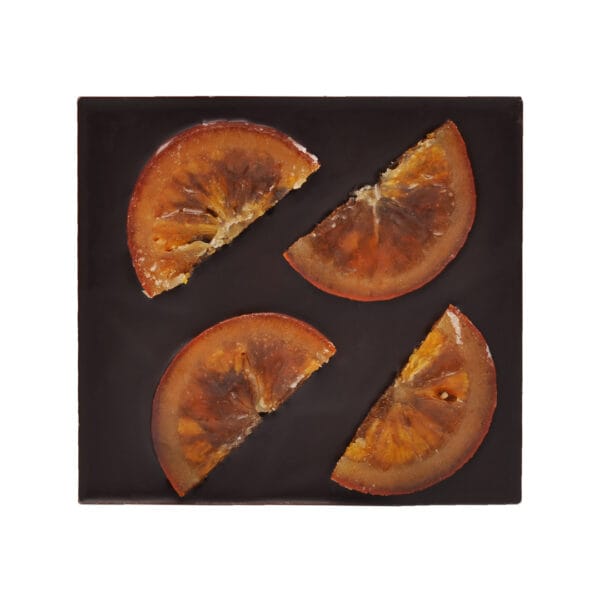 dunkle Tafelschokolade belegt mit glasierten halben Orangenscheiben, die auf der Rückseite der Tafel zu sehen sind