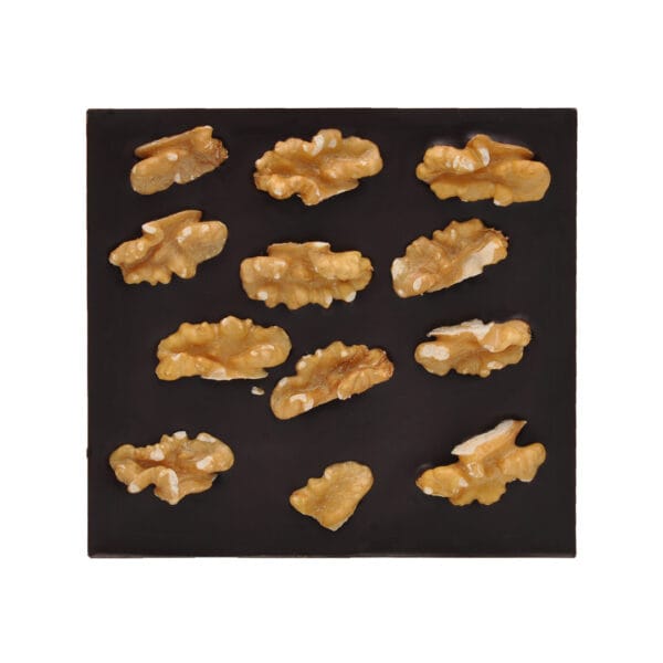 dunkle Tafelschokolade belegt mit halben Walnüssen, die auf der Rückseite der Tafel zu sehen sind