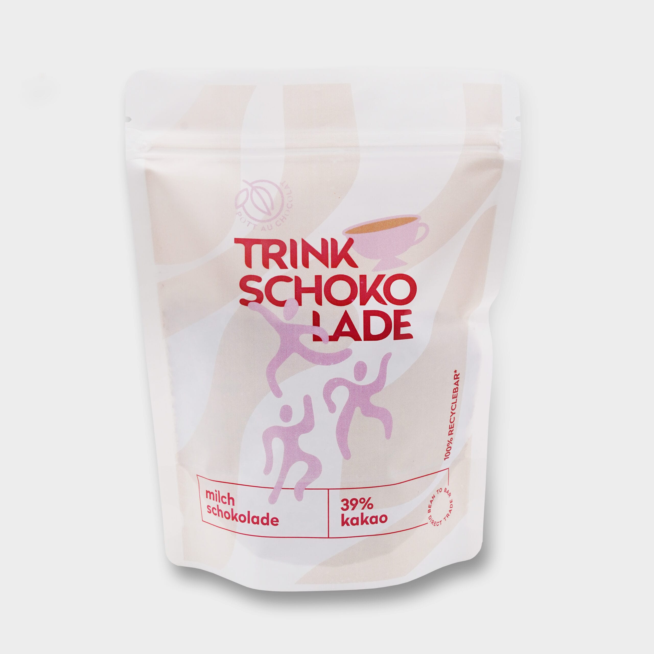 Weißer Monoplastikbeutel für unsere Trinkschokolade vor grauem Hintergrund. Auf der Verpackung sind eine Tasse und tanzende Figuren zu sehen. Farben: Weiße Verpackung mit Rot und Rosa dahinter beige "Rauchschwaden"