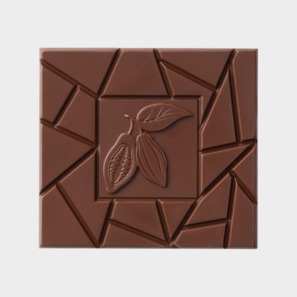 ausgepackte Tafel Milchschokolade mit en typischen, unregelmäßigen Bruchkanten von Pott au Chocolat und dem mittleren Quadrat mit der Kakaofrucht.